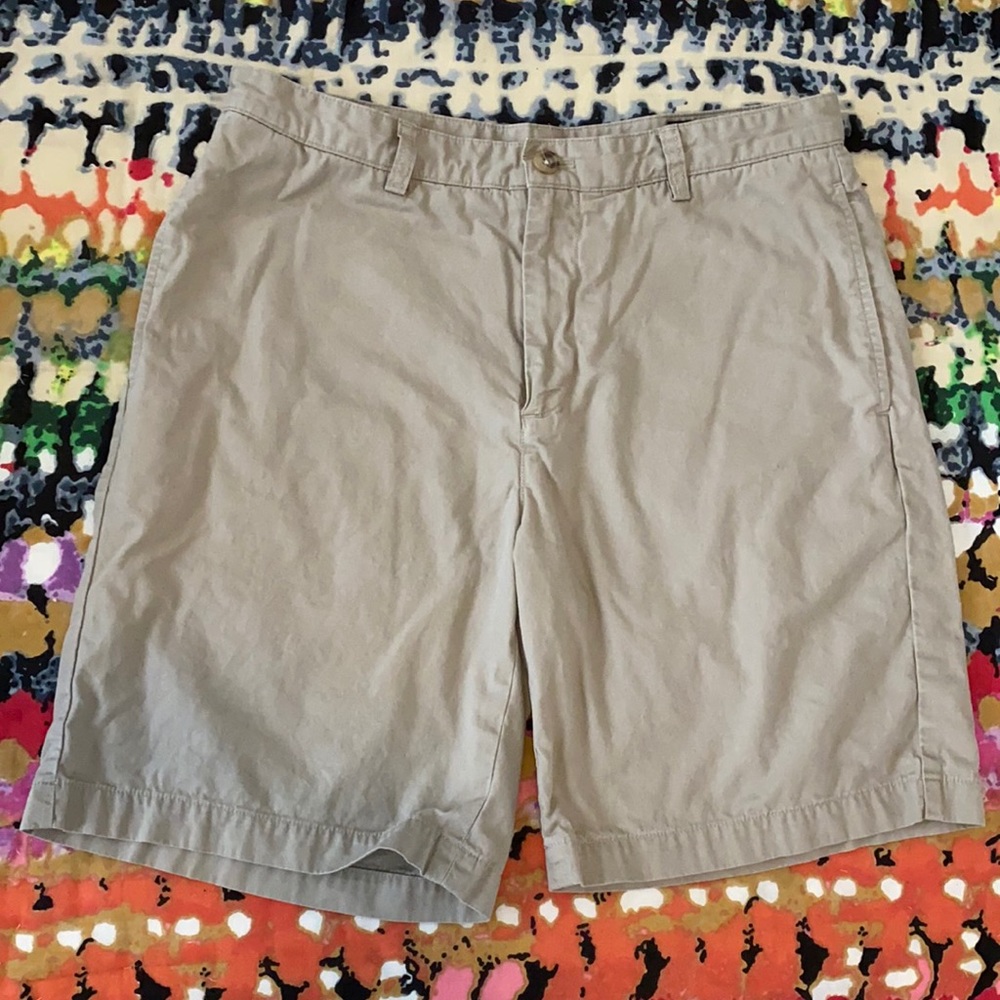 Vineyard vines club shorts in khaki. Size 33 waist